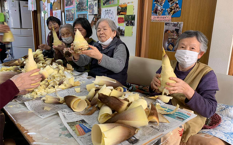 みんなでタケノコの下ごしらえ