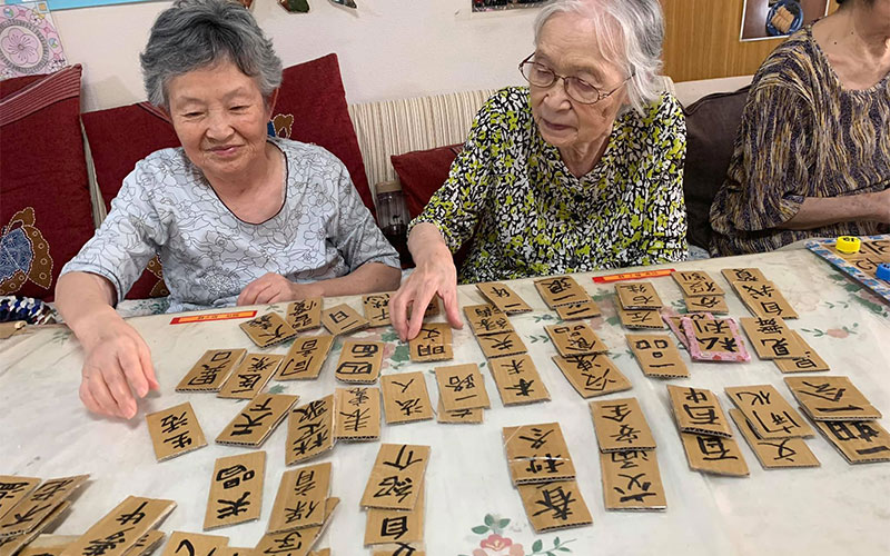 手作りのパズルを楽しむ入居者の方々