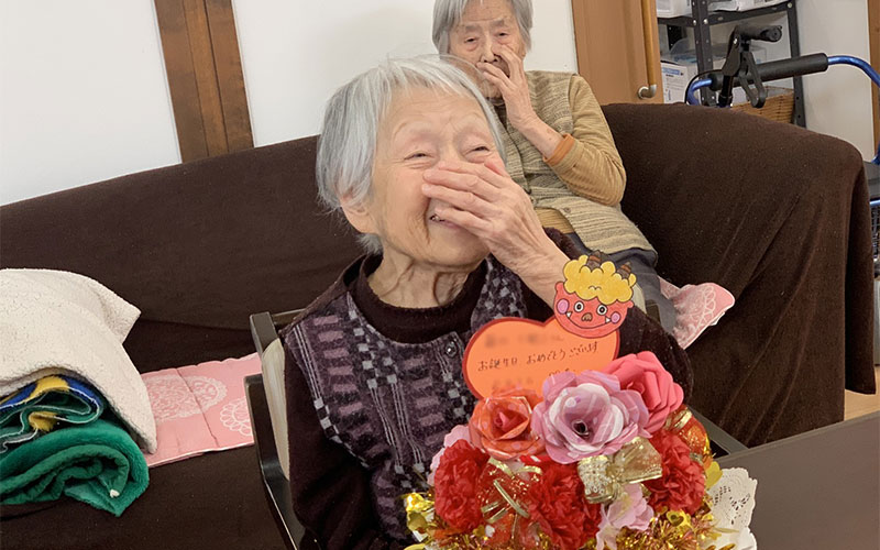 誕生日のお祝いでの笑顔