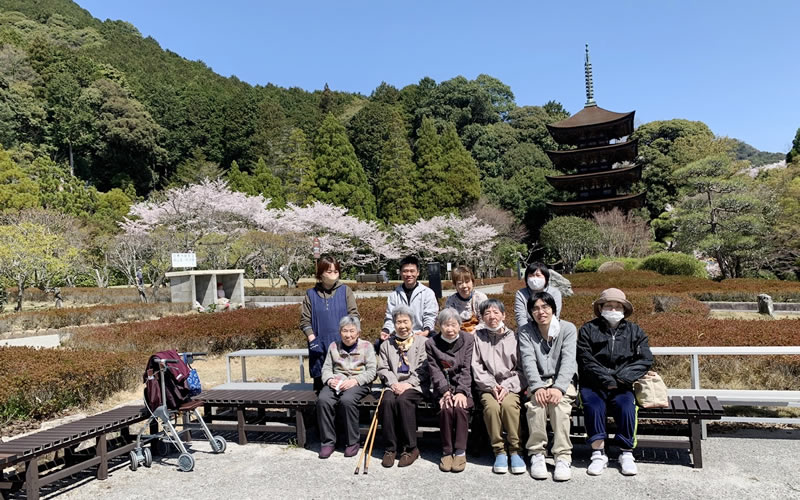 五重塔をバックにみんなで記念撮影