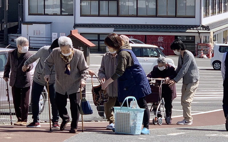 車から降りて歩いて五重塔へ